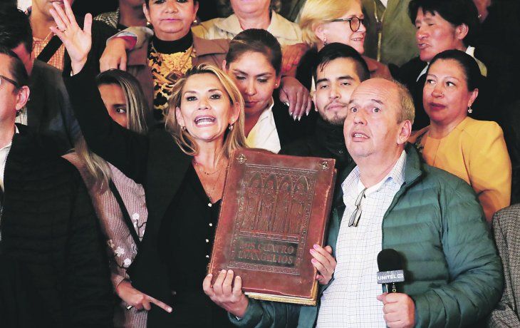 Sin quorum, la número dos del Senado se autoproclamó presidenta en Bolivia