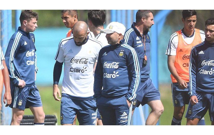 Sampaoli sigue con sus pruebas, pero no da más que pistas