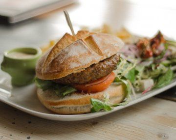 Con simples tips, la hamburguesas pueden ser más saludables. 