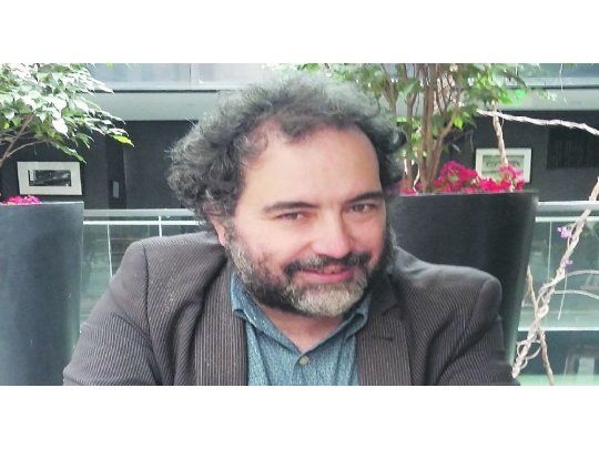 Rafael Gumucio. “Mi personaje es fruto de una época que ya no existe,  cuando el tipo llegaba a su hogar y su mujer le ponía las pantuflas”.