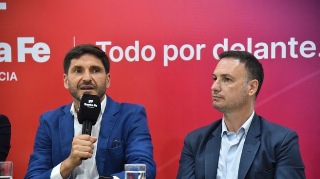 Maximiliano Pullaro, junto al ministro de Obras Públicas de Santa Fe, Lisandro Enrico.