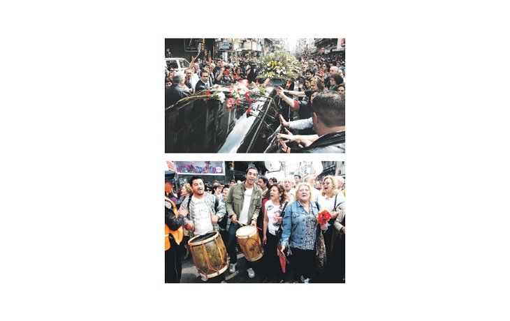 En cada esquina de la Ciudad que recorrió el cortejo, desde el Congreso hasta la Chacarita, fueron sumándose renovadas manifestaciones de cariño en la despedida.; Un adiós al estilo de La Negra: durante la mañana de ayer hubo canciones improvisadas, redobles de bombos y miles de flores arrojadas al paso de los restos de Mercedes Sosa.