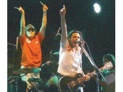 Cristian Aldana y Ray Fajardo, cantante y baterista de El Otro Yo, durante el show que dio la banda en el Gesell Rock el 21 de enero. Nuevas medidas de seguridad acompañaron a la mayoría de los recitales en la costa.