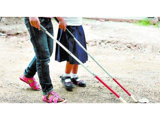 Reglamentan uso de bastón rojo y blanco para personas con sordoceguera