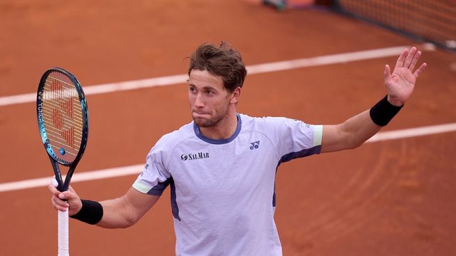 l noruego Gasper Ruud se coronó campeón del ATP 500 de Barcelona al superar en la final al griego Stefanos Tsitsipas por 7-5 y 6-3.
