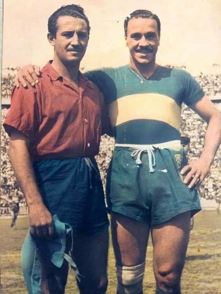 La leyenda de River no se privó de darse el gusto en el fútbol y vistió la camiseta de Boca, el club del cuál era hincha.
