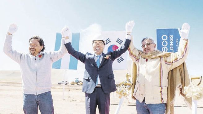 Euforia. El gobernador de Salta, Gustavo Sáenz, el CEO mundial de la empresa, Choi Jeong Woo, y el mandatario de Catamarca, Ricardo Jalil, durante la inauguración de las obras en Salar Hombre Muerto.