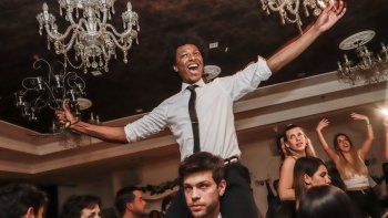 el restaurante escondido en el hipodromo de palermo donde los camareros bailan con los comensales