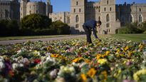Miles de flores se depositaron en Cambridge Drive en el Castillo de Windsor.