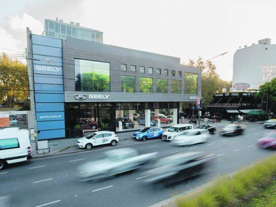 Cambios. El grupo uruguayo que comercializa los veh&iacute;culos chinos Geely negociar&iacute;a con empresario argentino. Los chilenos de Ditecar (Volvo, Jaguar y Land Rover) traspasar&iacute;an operaciones a grupo local.