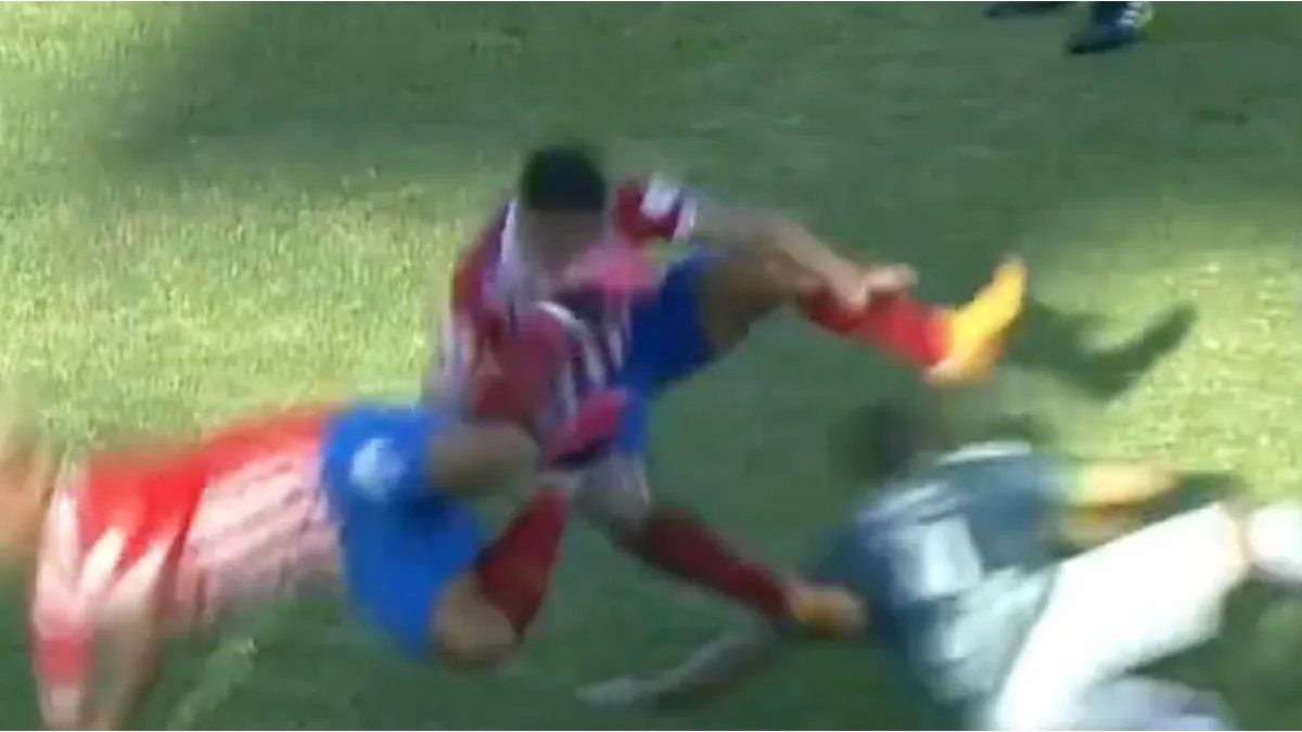 Video: criminal kick by a Honduran player to two rivals