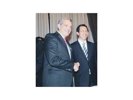El ministro de Agricultura, Julián Domínguez, recibió a su par chino, Hang Changfu, en la Argentina a mediados de noviembre. En esa ocasión, el funcionario chino ratificó el interés de su país por forjar una «alianza estratégica», a la vez que se conformó un comité mixto de cooperación en materia agrícola.
