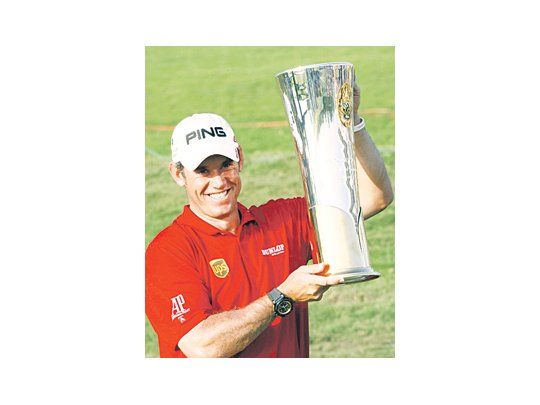 Lee Westwood junto al trofeo, tras ganar el Campeonato de Tailandia.