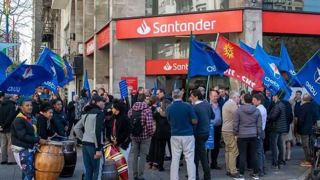 Trabajadores bancarios cuestionaron la nueva franja horaria matutina impuesta por los bancos privados sin consulta previa.