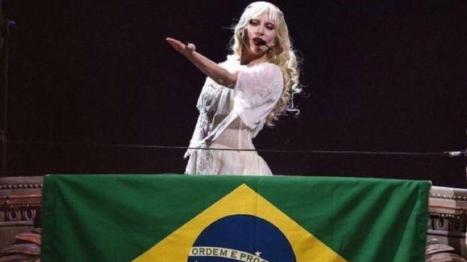 Lady Gaga y su inconfundible estilo en las playas de Río de Janeiro anoche.
