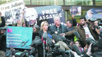 indignación. Kristinn Hrafnsson, editora jefa de WikiLeaks, expresa ante la prensa y en las puertas de los tribunales de Westminster sus quejas por la detención de Julian Assange.