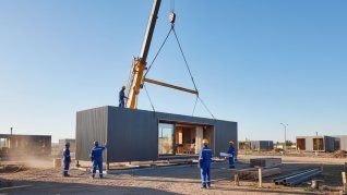 Operarios especializados trabajan en el montaje de una vivienda modular. La estructura de acero, material dominante en este tipo de construcciones, permite tiempos de obra reducidos y alta eficiencia energética Operarios especializados trabajan en el montaje de una vivienda modular. La estructura de acero, material dominante en este tipo de construcciones, permite tiempos de obra reducidos y alta eficiencia energética