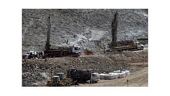 El ministro de minería, Laurence Golborne, reveló que el ducto de ventilación debía tener una escalera de emergencia