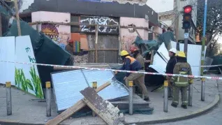 Bomberos rescataron a personas bajo los escombros.&nbsp;