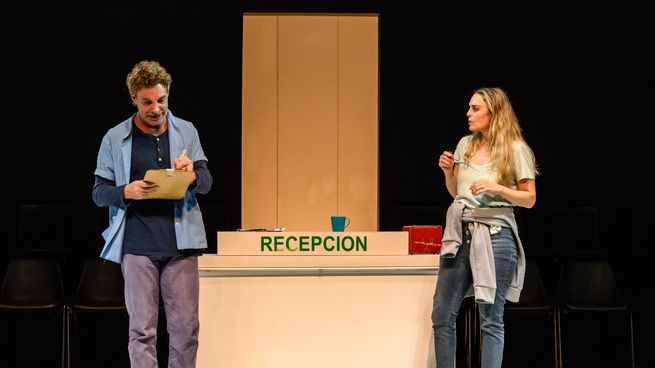 Nelson Rueda y Florencia Otero en una de las escenas de Personas, lugares & cosas que se presenta en el Astros. 