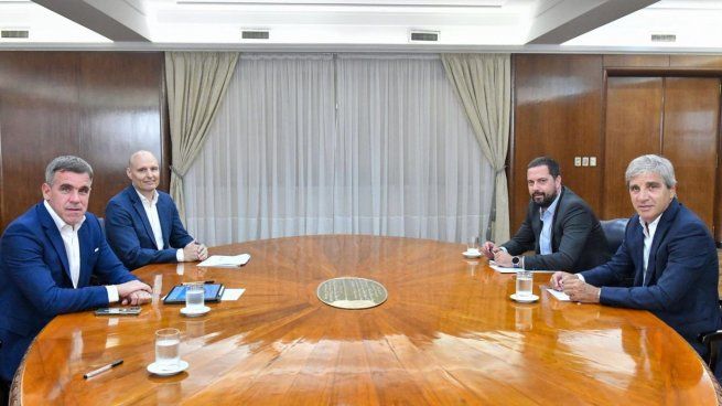 Martí Galdeano (primero contando desde la izquierda) mantuvo una charla con Luis Caputo