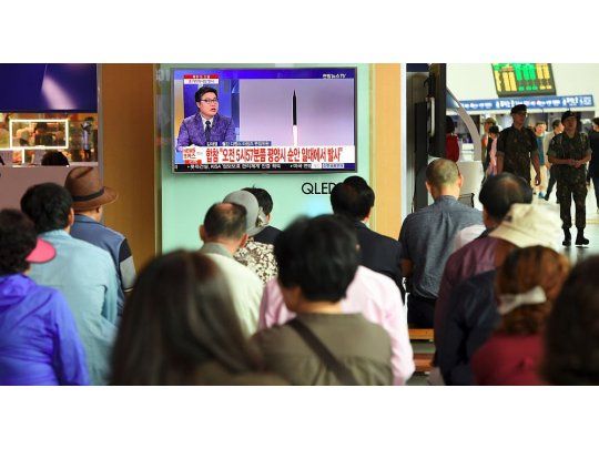 En una estación de Corea del Sur, los ciudadanos miran las últimas noticias del conflicto.