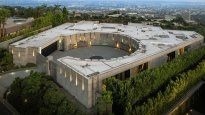 La imponente mansión está en una zona de lujo de Beverly Hills.