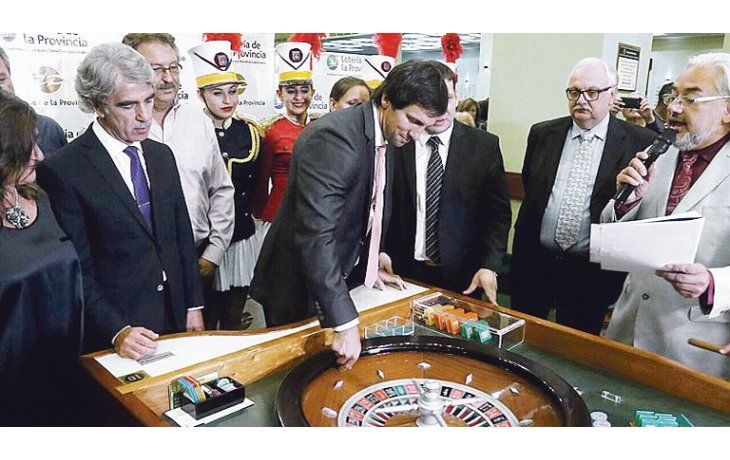 Apuesta. Matías Lanusse echó a rodar la primera bola de la temporada en el Casino Central de Mar del Plata.