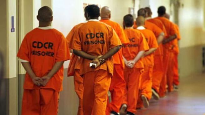 Mendoza propone el uso de uniformes naranjas en cárceles.