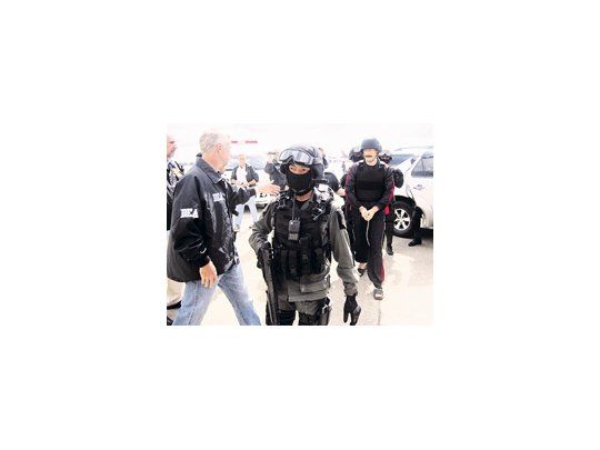 Víctor But (derecha) fue escoltado ayer en un operativo cinematográfico al aeropuerto de Bangkok para su extradición a Estados Unidos.