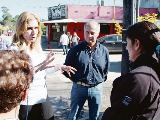 La candidata de Cambiemos en Tucumán, Silvia Elías de Pérez, visitó el barrio Villa Elina, de Monteros, junto a su compañero de fórmula José Manuel Paz. La senadora se comprometió a solucionar reclamos de los vecinos de la zona por arreglos mal realizados por parte de la empresa estatal Sociedad Aguas del Tucumán, que dejaron la red cloacal rota y a cielo abierto.