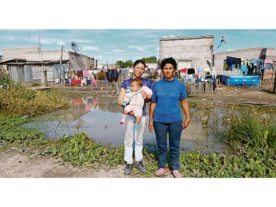 CASOS. Amanda y Cristina viven en una de las zonas más humildes de Quitilipi y esperan la llegada de la ayuda nacional para superar la crisis.