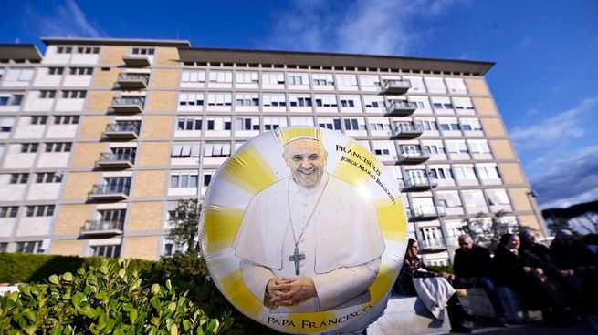 El papa Francisco se encuentra internado en el Policlínico Gemelli de Roma.