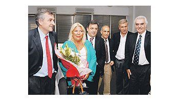 ámbito.com | Flores para Lilita en su alma máter, la UCR. La recibió, acompañada de Enrique Olivera (der.),la cúpula partidaria que integran, entre otros, Gerardo Morales, Mario Negri y Oscar Aguad.