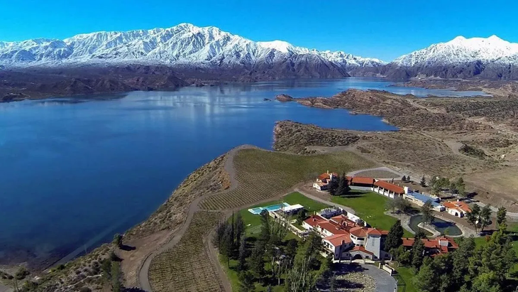 A tan solo una hora de Mendoza, es el lugar ideal para disfrutar de paisajes de montaña y aventuras. A tan solo una hora de Mendoza, es el lugar ideal para disfrutar de paisajes de montaña y aventuras.