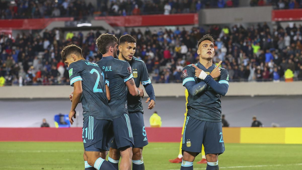 Argentina beat Peru and could seal their qualification for the World Cup on the next date