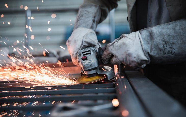 Según la UIA, el empleo asalariado registrado en la industria aumentó un 0,5%.