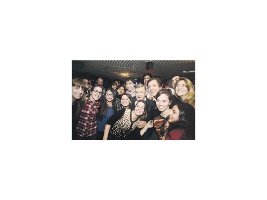 Los diputados socialistas Hermes Binner y Roy Cortina, ayer junto a jóvenes voluntarios, en un acto realizado en la Ciudad de Buenos Aires.