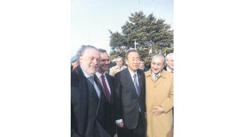ámbito.com | El secretario de la ONU, Ban Ki-moon, recibió pedidos del Gobierno en defensa de la causa Malvinas. Antes de finalizar su visita al país estuvo en Campo de Mayo en la presentación de la fuerza binacional con Chile. En la foto, con Ginés González García, e