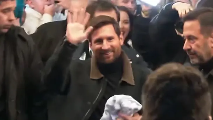 Albiceleste madness: Lionel Messi went to see Nico Vázquez to the Theater and revolutionized Corrientes Street