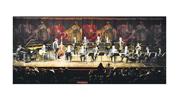César Salgán (hijo del maestro), sobre el cierre del concierto, con Néstor Marconi, Ernesto Baffa, Julio Pane y Juan José Mosalini entre los bandoneonistas invitados.