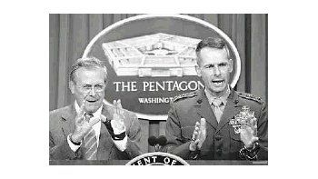 El secretario de Defensa de los EEUU, Donald Rumsfeld, y el vicejefe del Estado Mayor de la Marina, general Peter Pace, dos de los protagonistas de la reunión que mantendrá hoy George W. Bush con el alto mando militar. La eventual campaña contra Irak será uno de los temas predominantes.