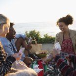 Cuando el clima no acompaña en la playa, los juegos de mesa son la mejor opción. Cuando el clima no acompaña en la playa, los juegos de mesa son la mejor opción.