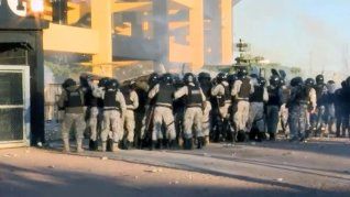 Hinchas de Peñarol se enfrentaron con la Policía en el clásico uruguayo&nbsp;