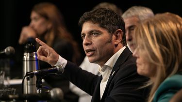 El gobernador bonaerense apuntó contra Javier Milei por su postura frente al endeudamiento de los hogares y planteó que el próximo gobierno deberá recuperar salarios y empleo para que las familias puedan volver a vivir de su trabajo y no del crédito.