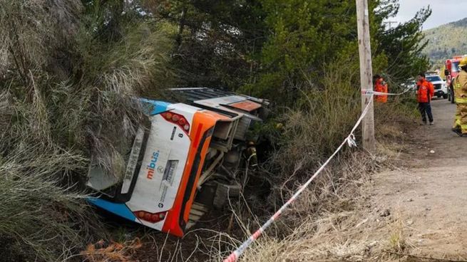 Accidente en Bariloche: un micro con turistas volc贸 cuando se dirig铆a al cerro Catedral - Image 3