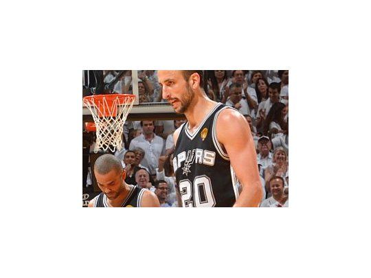 Ginóbili anotó 9 puntos.