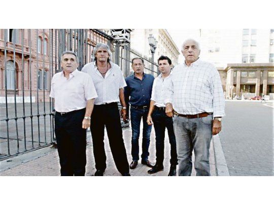 Lobby. Mesa chica de gremios de transporte: el triunviro de CGT Juan Carlos Schmid, el camionero Omar “Manguera” Pérez, el ferroviario Omar Maturano, el aeronáutico Juan Pablo Brey y el colectivero Roberto Fernández.