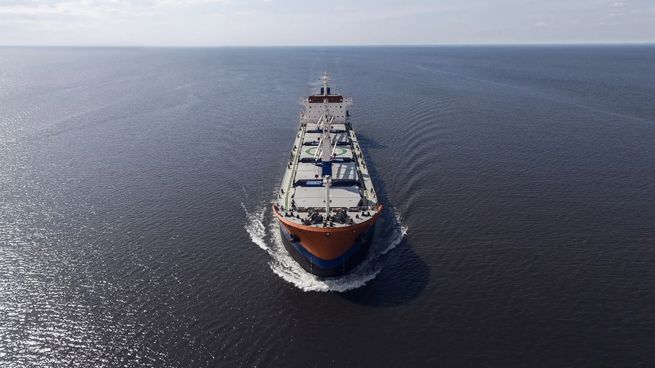 El Estrecho de Ormuz, vital para el tránsito del 20% del petróleo mundial, permanece cerrado por Irán, elevando los costos de flete a niveles nunca vistos.