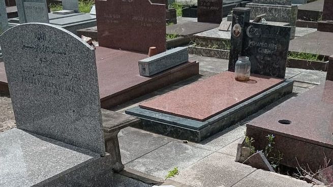 La AAAI señaló que estas agresiones no son las primeras que se producen en el cementerio.